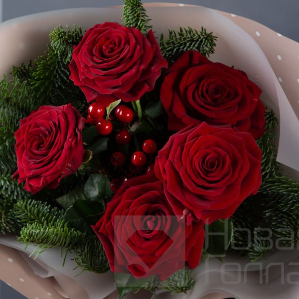 Букет новогоднее настроение из красных роз размер S