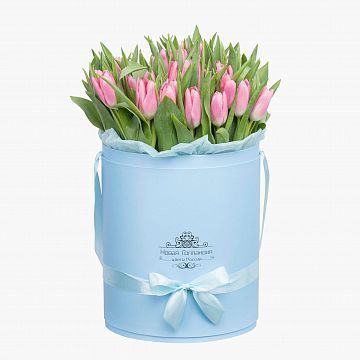 59 розовых тюльпанов в большой голубой шляпной коробке №505 59 розовых тюльпанов в большой голубой шляпной коробке №505