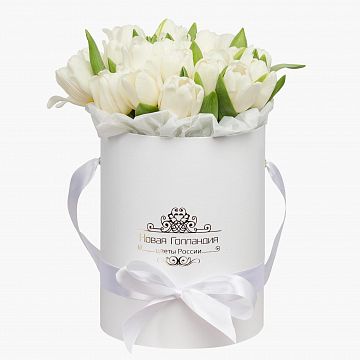 25 белых тюльпанов в белой маленькой шляпной коробке №520 25 белых тюльпанов в белой маленькой шляпной коробке №520