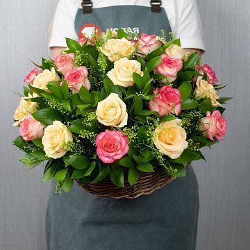 25 кремовых и розовых роз в корзине LUX 25 кремовых и розовых роз в корзине LUX