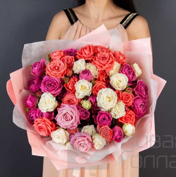 Букет 17 пионовидных кустовых роз 50 см ассорти