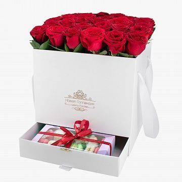 29 красных роз в большой белой коробке шкатулке с макарунсами LUX