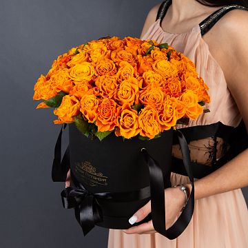 51 Оранжевая роза в большой черной шляпной коробке №335