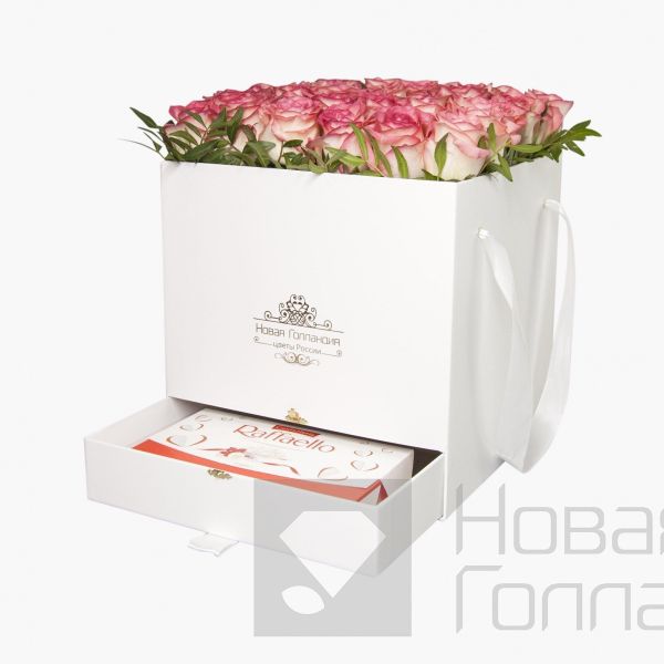 35 розовых роз в большой белой коробке шкатулке с макарунсами №502