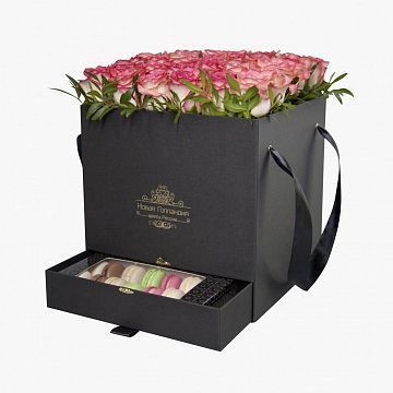 35 розовых роз в большой черной коробке шкатулке с макарунсами №501 35 розовых роз в большой черной коробке шкатулке с макарунсами №501