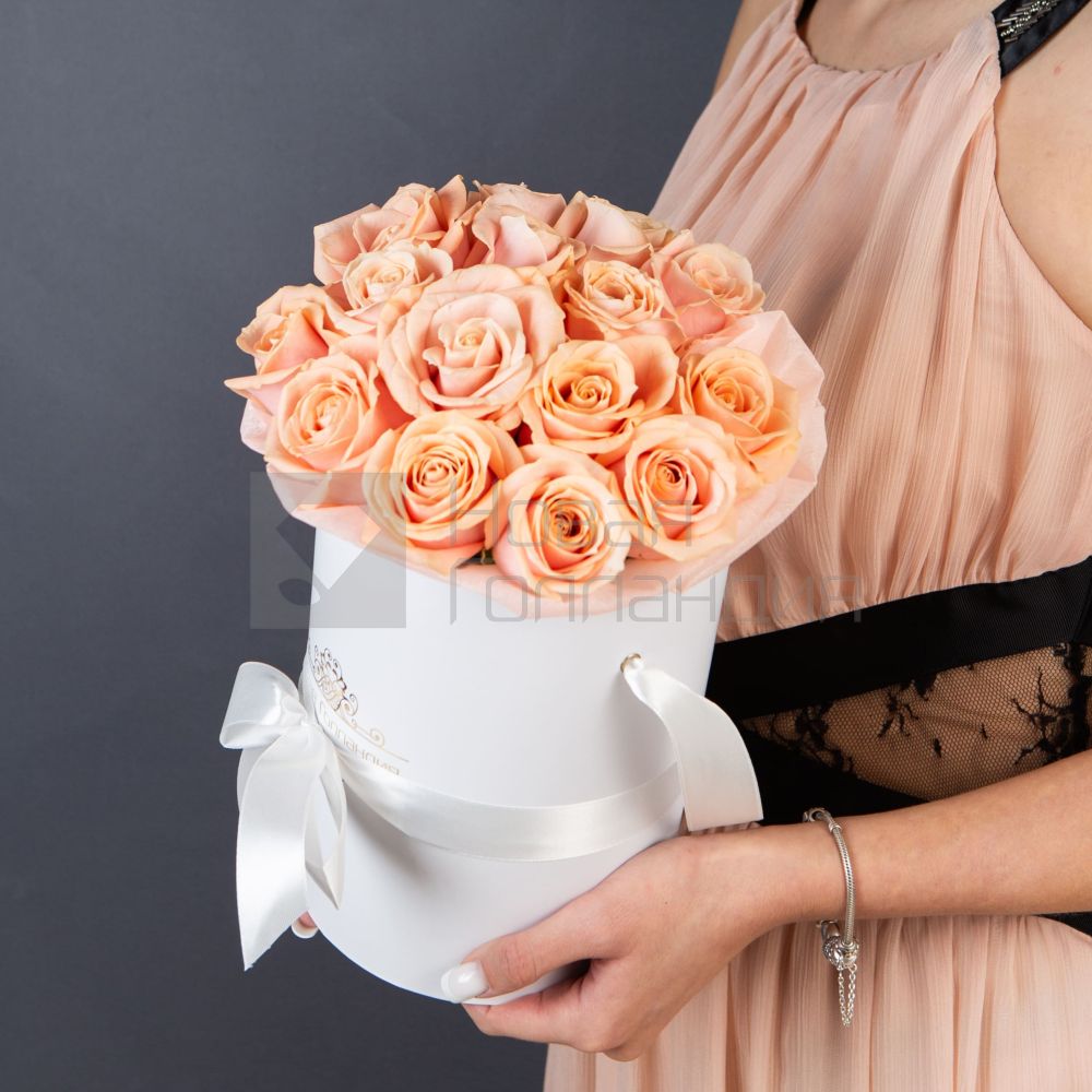 15 нюдовых роз в маленькой розовой шляпной коробке №340