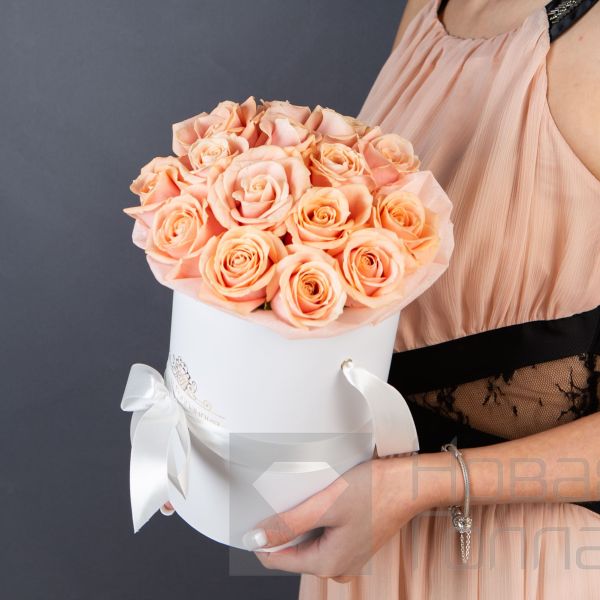 15 нюдовых роз в маленькой розовой шляпной коробке №340
