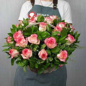 25 розовых роз в корзине LUX