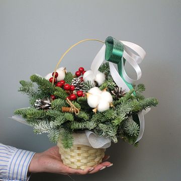 Снежное обаяние в корзине