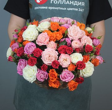 Композиция из 15 кустовых роз микс в маленькой корзине Композиция из 15 кустовых роз микс в маленькой корзине