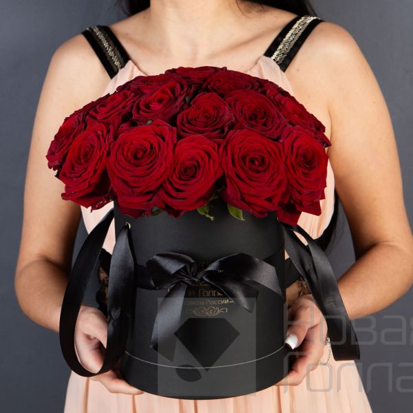 25 красных роз в черной шляпной коробке №49