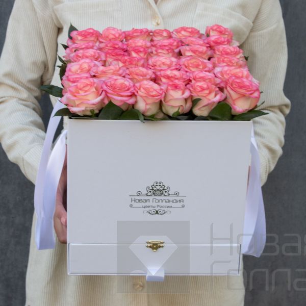 35 розовых роз в большой белой коробке шкатулке с макарунсами №502