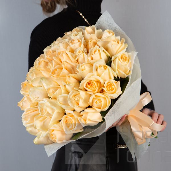 Букет 51 кремовая роз Кения 40 см в упаковке