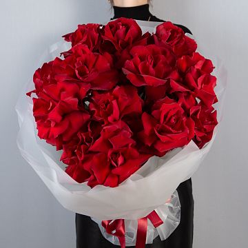 Букет 15 французских красных роз в упаковке Букет 15 французских красных роз в упаковке