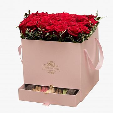 35 красных роз в большой розовой коробке шкатулке с макарунсами №462
