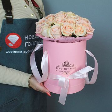 25 нюдовых роз в розовой  шляпной коробке № 639 25 нюдовых роз в розовой  шляпной коробке № 639