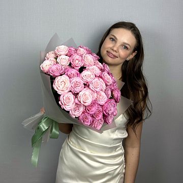 Букет 15 малиновых кустовых пионовидных роз 40 см