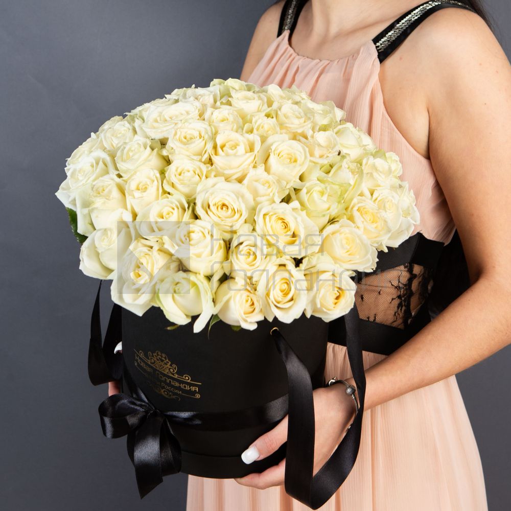 51 Белая роза в большой черной шляпной коробке №214