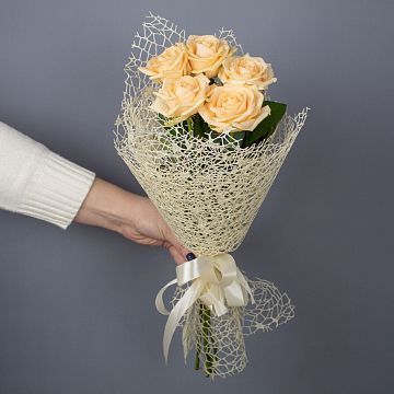 Букет из 5 кремовых роз  (12) Букет из 5 кремовых роз  (12)