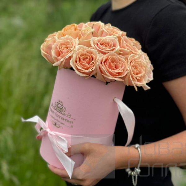 15 нюдовых роз в маленькой розовой шляпной коробке №340