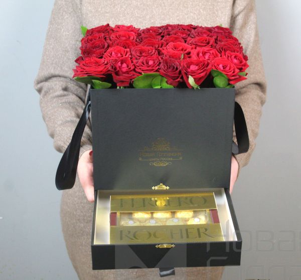 35 красных роз в большой черной коробке шкатулке с конфетами FerreroRocher