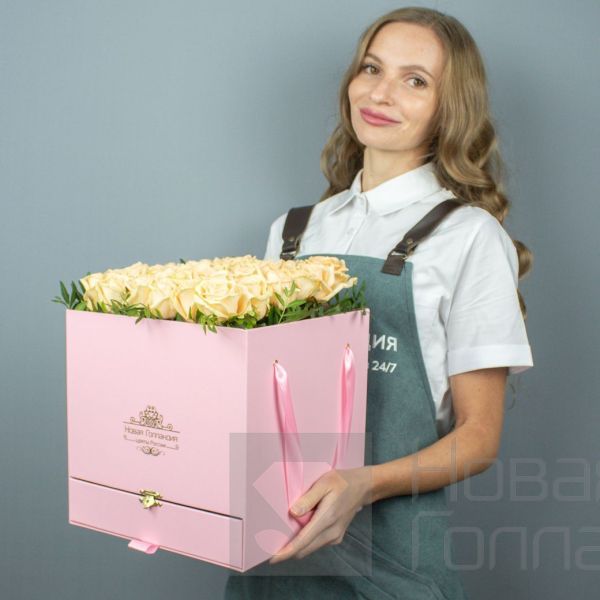 35 кремовых роз в большой розовой коробке шкатулке с макарунсами №471