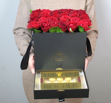 35 красных роз в большой черной коробке шкатулке с конфетами FerreroRocher