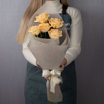 Букет из 5 кремовых роз (17) Букет из 5 кремовых роз (17)