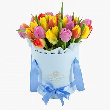 35 тюльпанов микс в голубой шляпной коробке №543 35 тюльпанов микс в голубой шляпной коробке №543
