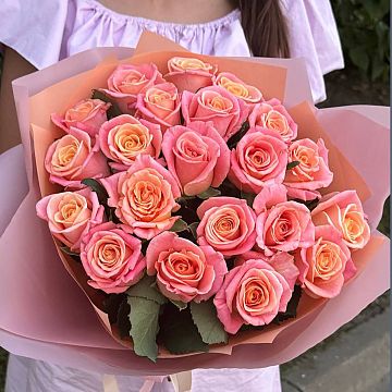 Букет 21 персиково-розовая роза 40см