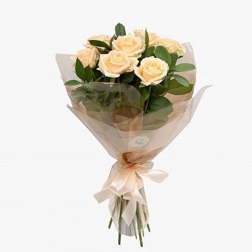 Букет из 7 кремовых роз 50 см с зеленью Букет из 7 кремовых роз 50 см с зеленью