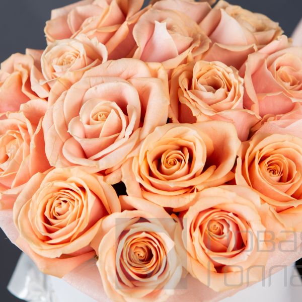 15 нюдовых роз в маленькой белой шляпной коробке №337