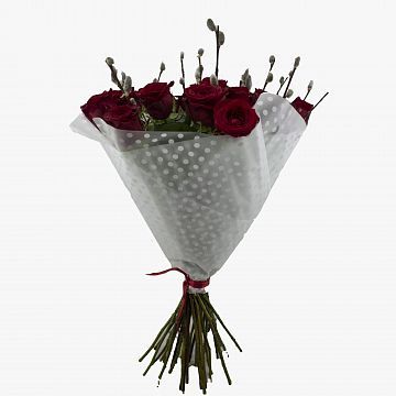 Букет из 25 красных роз и вербы