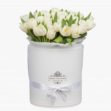 59 белых тюльпанов в большой белой шляпной коробке №509 59 белых тюльпанов в большой белой шляпной коробке №509