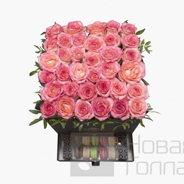 35 розовых роз в большой черной коробке шкатулке с макарунсами №501