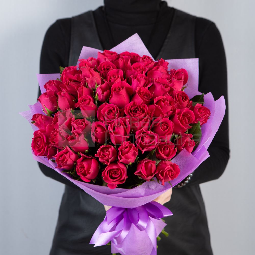 Букет 51 малиновая роза Кения  40 см в упаковке