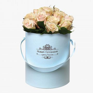 15 кремовых роз в маленькой голубой шляпной коробке №338 15 кремовых роз в маленькой голубой шляпной коробке №338