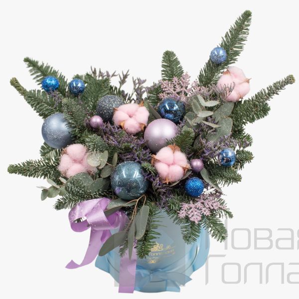 Композиция Зимнее очарование в голубой шляпной коробке