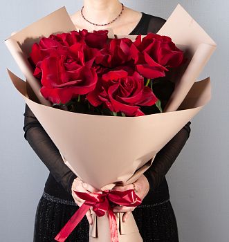 Букет 7 красных французских роз Пантера
