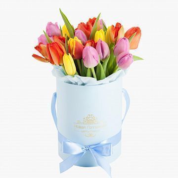 25 тюльпанов микс в голубой маленькой шляпной коробке №549 25 тюльпанов микс в голубой маленькой шляпной коробке №549