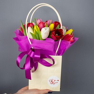 25 тюльпанов микс в сумочке "С 8 марта" 25 тюльпанов микс в сумочке "С 8 марта"