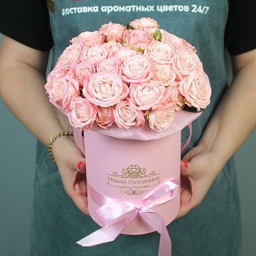9 кустовых пионовидных роз в розовой  шляпной коробке 9 кустовых пионовидных роз в розовой  шляпной коробке