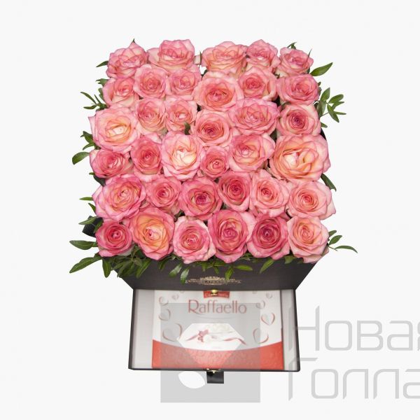 35 розовых роз в большой черной коробке шкатулке с макарунсами №501