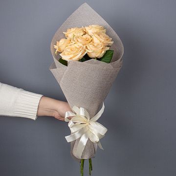 Букет из 7 кремовых роз (13) Букет из 7 кремовых роз (13)