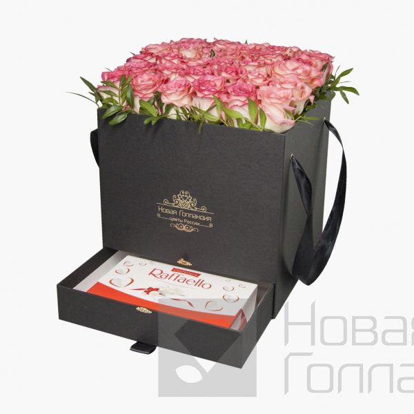 35 розовых роз в большой черной коробке шкатулке с макарунсами №501