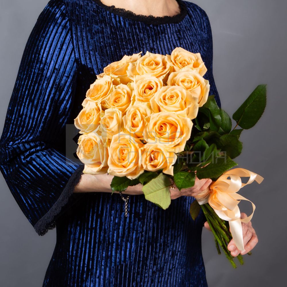 Букет 15 кремовых роз 40 см