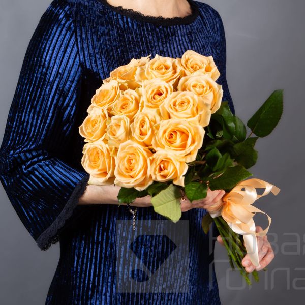 Букет 15 кремовых роз 40 см