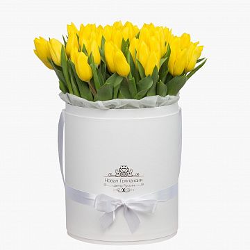 59 желтых тюльпанов в большой белой шляпной коробке №516 59 желтых тюльпанов в большой белой шляпной коробке №516