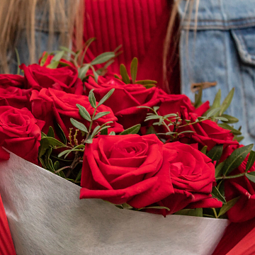 Букет 15 красных роз с декором Букет 15 красных роз с декором