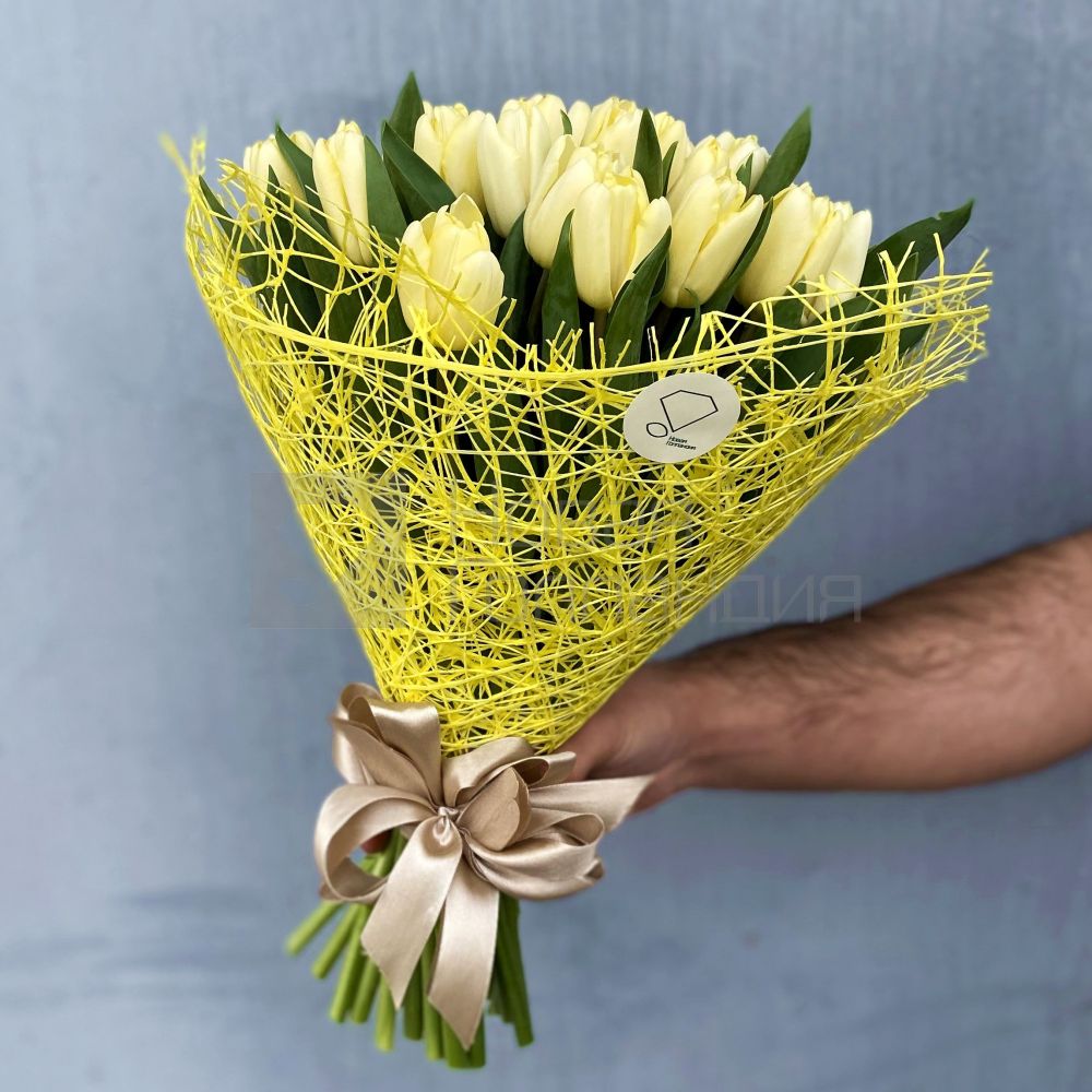 Букет 35 кремовых тюльпанов